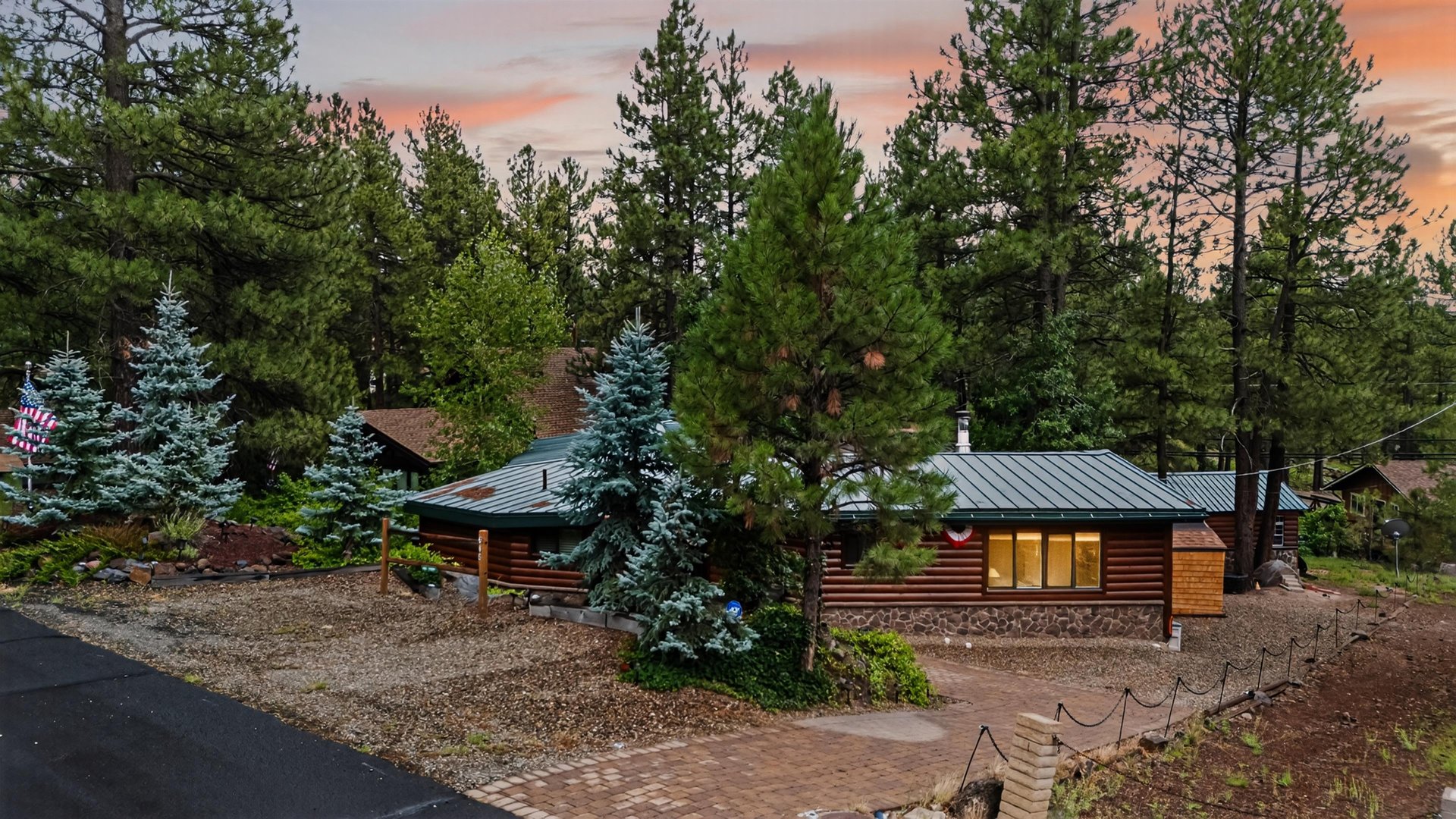 A cozy 3 bedroom, 2 bathroom retreat located in Munds Park, AZ