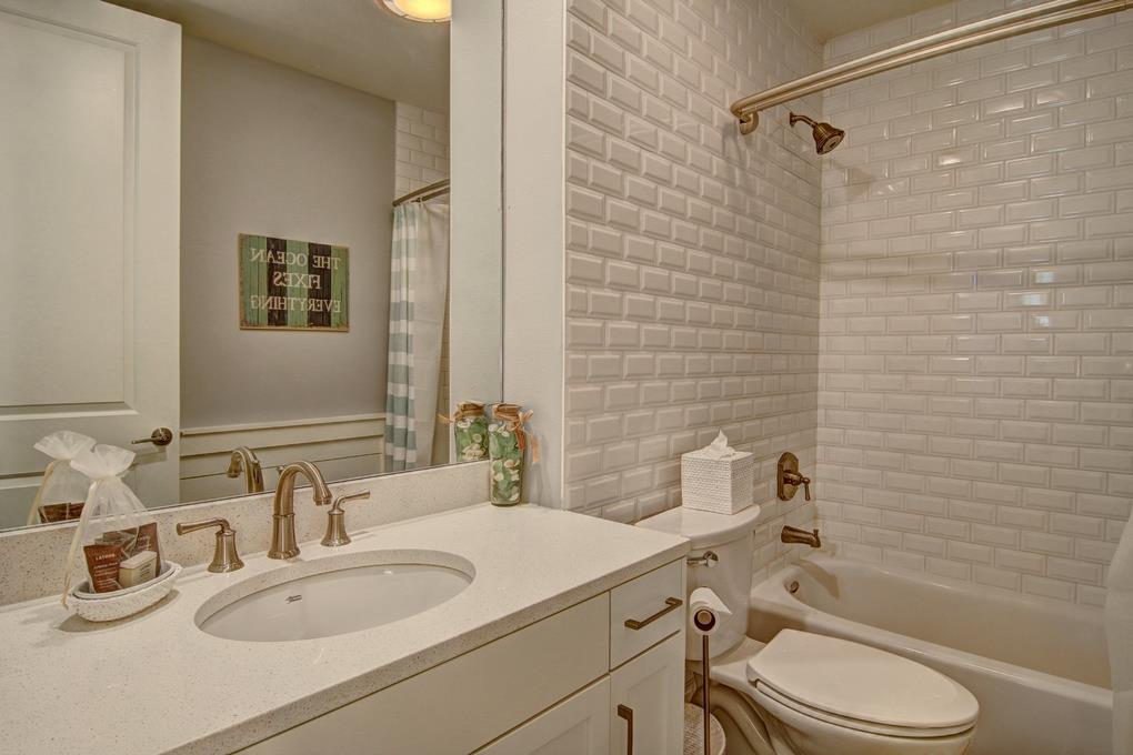 1st Floor, King Bathroom