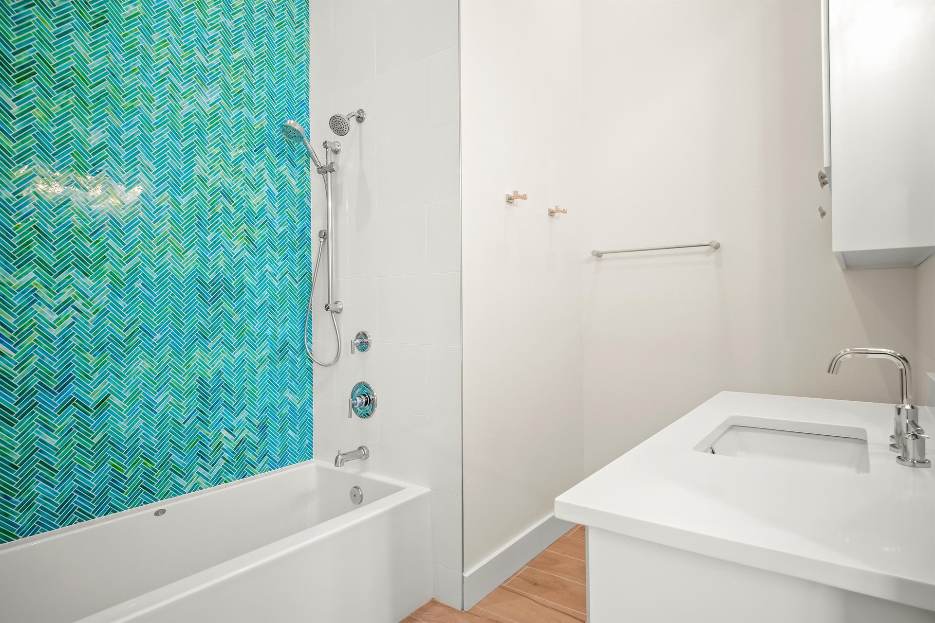 3rd Floor, Second King Bathroom