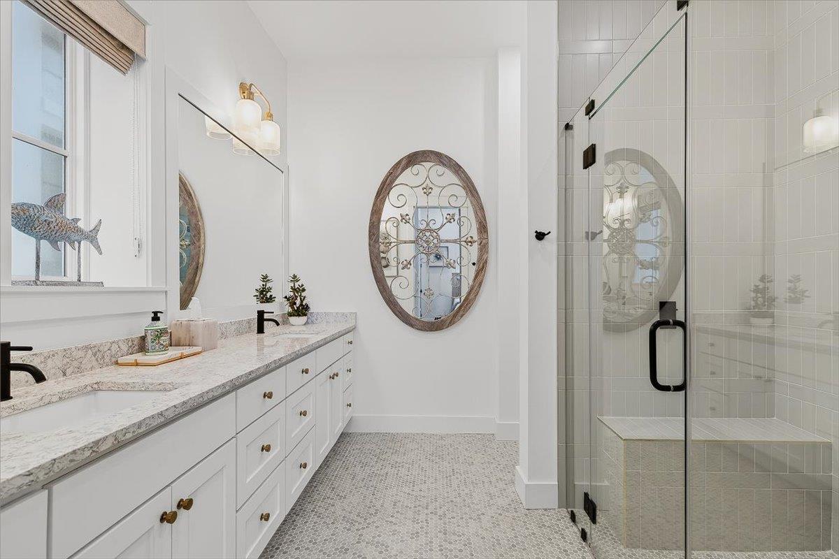 4th King Bathroom, 1st Floor