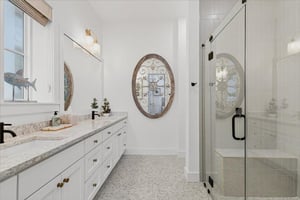 4th King Bathroom, 1st Floor