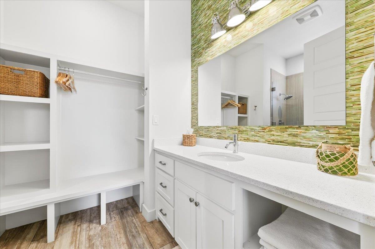 1st Floor, Second King Bathroom