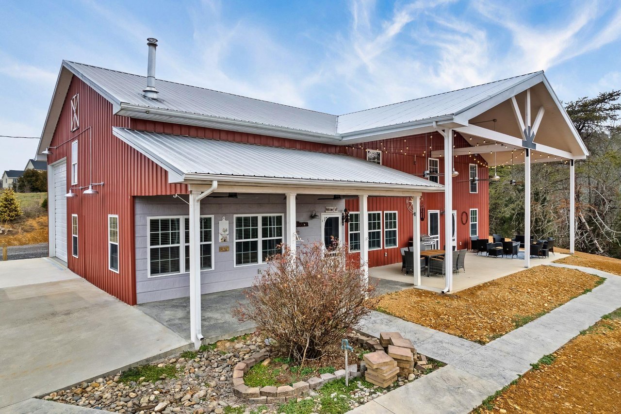 xcomingsoonBigRedBarn_233757