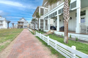 Lakeside Sidewalk, 1st Floor