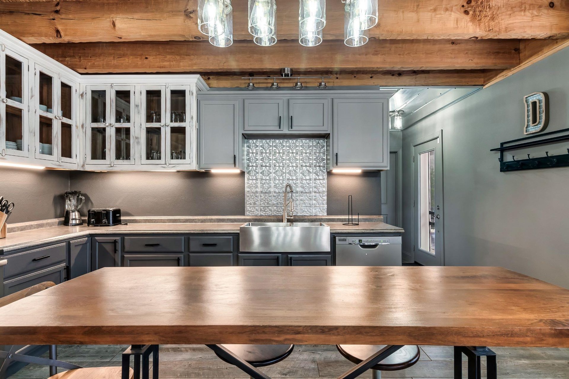 xcomingsoonBigRedBarn_233773