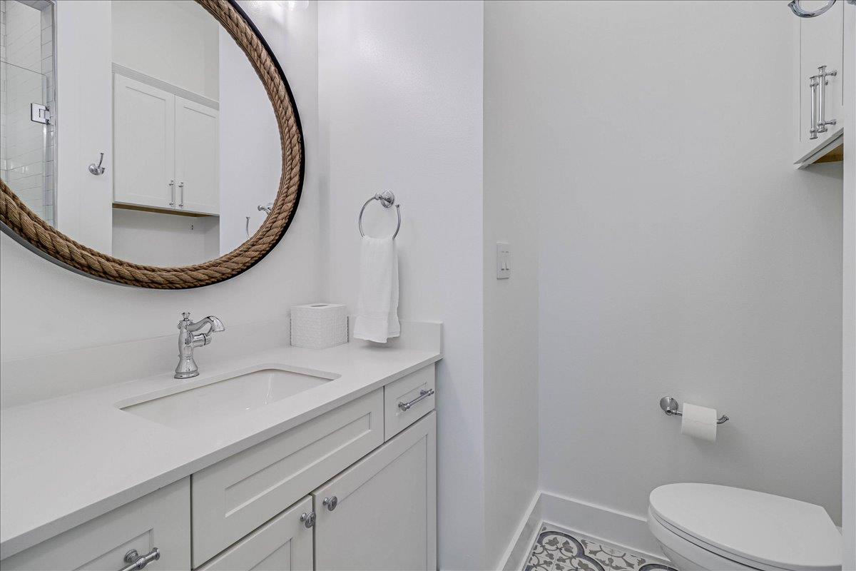 Third King Bathroom, 1st Floor