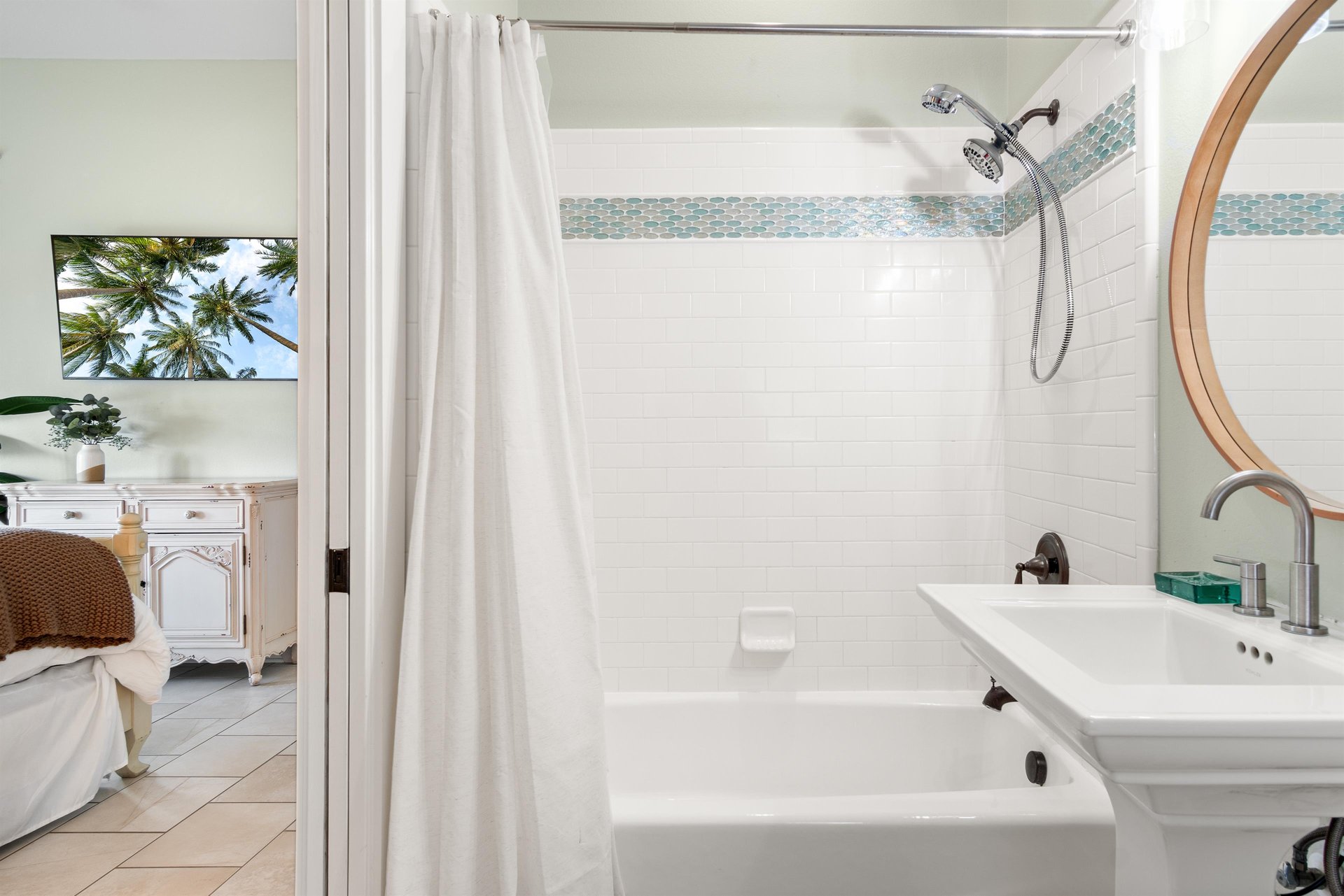 King Bathroom, 1st Floor