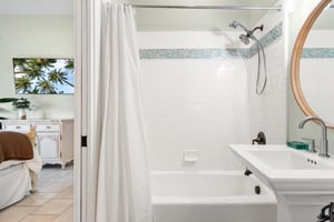 King Bathroom, 1st Floor