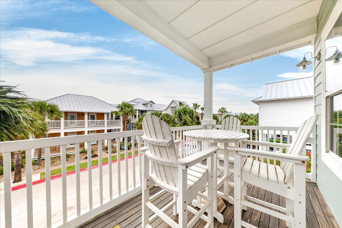 2nd Floor, King Balcony