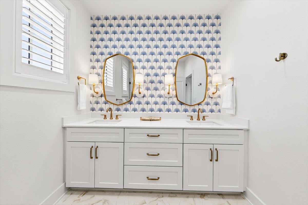 Third King Bathroom, 3rd Floor