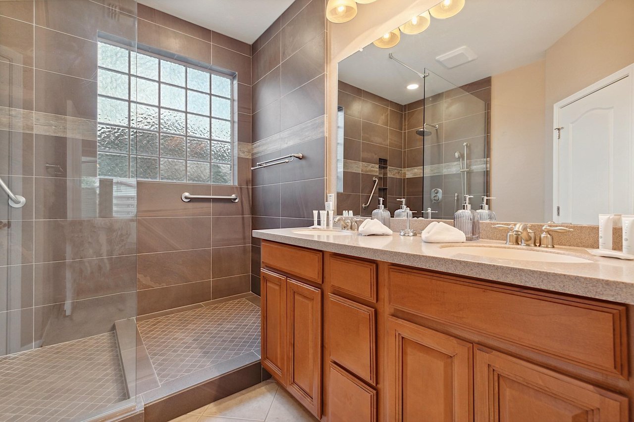 Master bathroom  Walkin shower