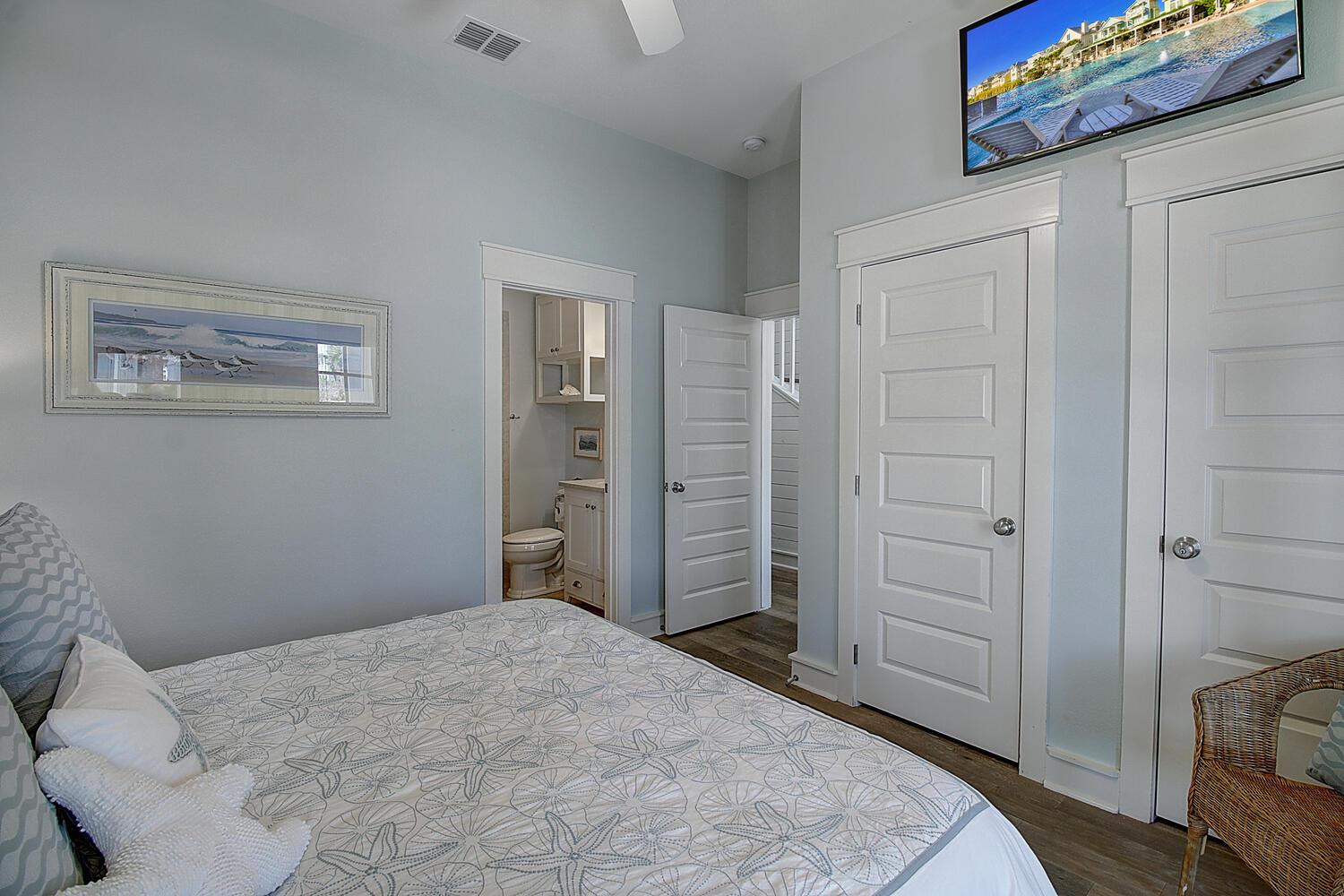 1st Floor King Bedroom