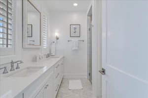 Second King Bathroom, 3rd Floor