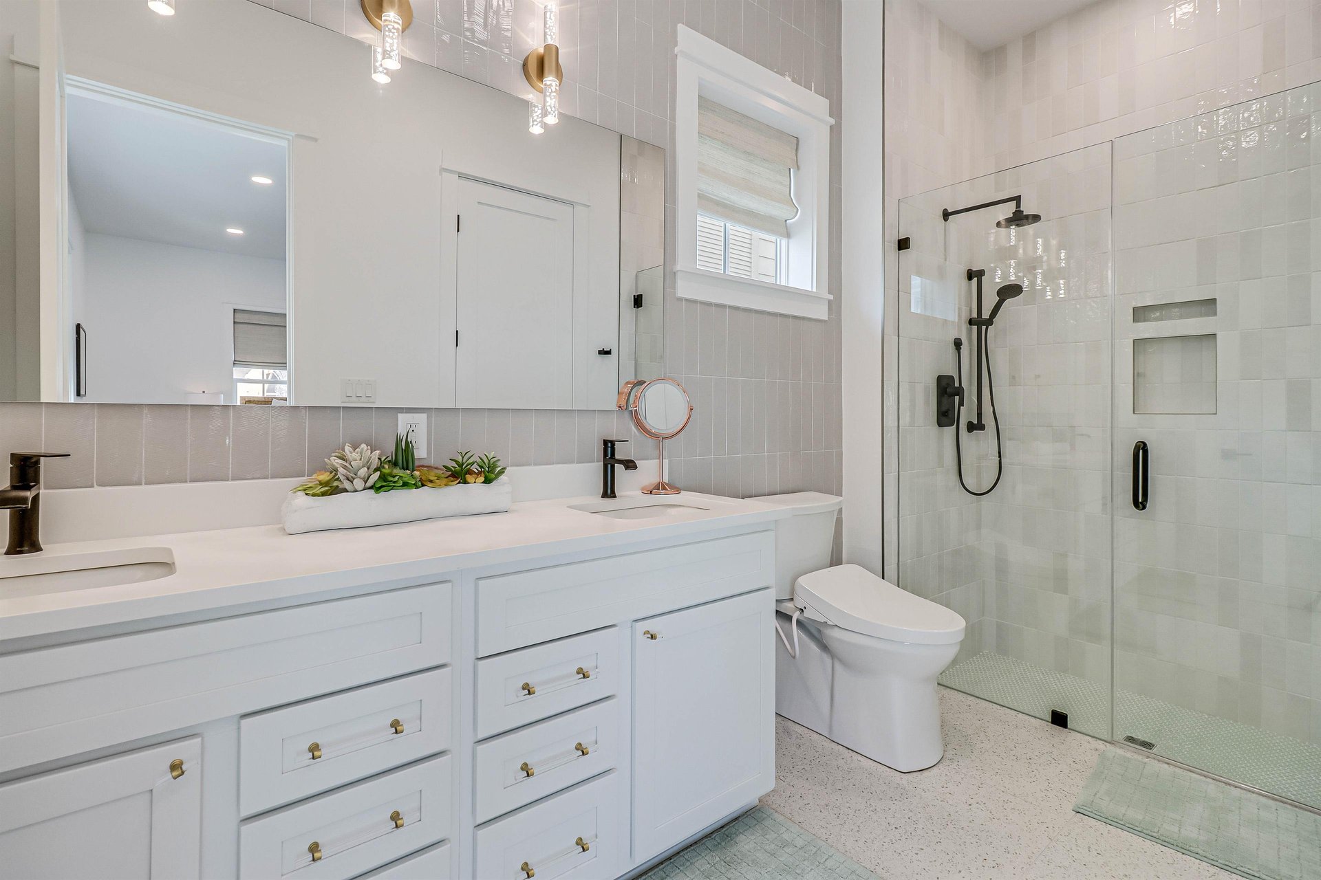 King Bathroom, 1st Floor