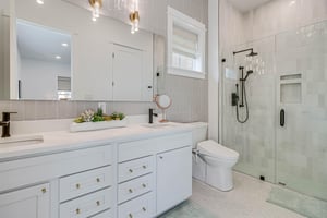 King Bathroom, 1st Floor