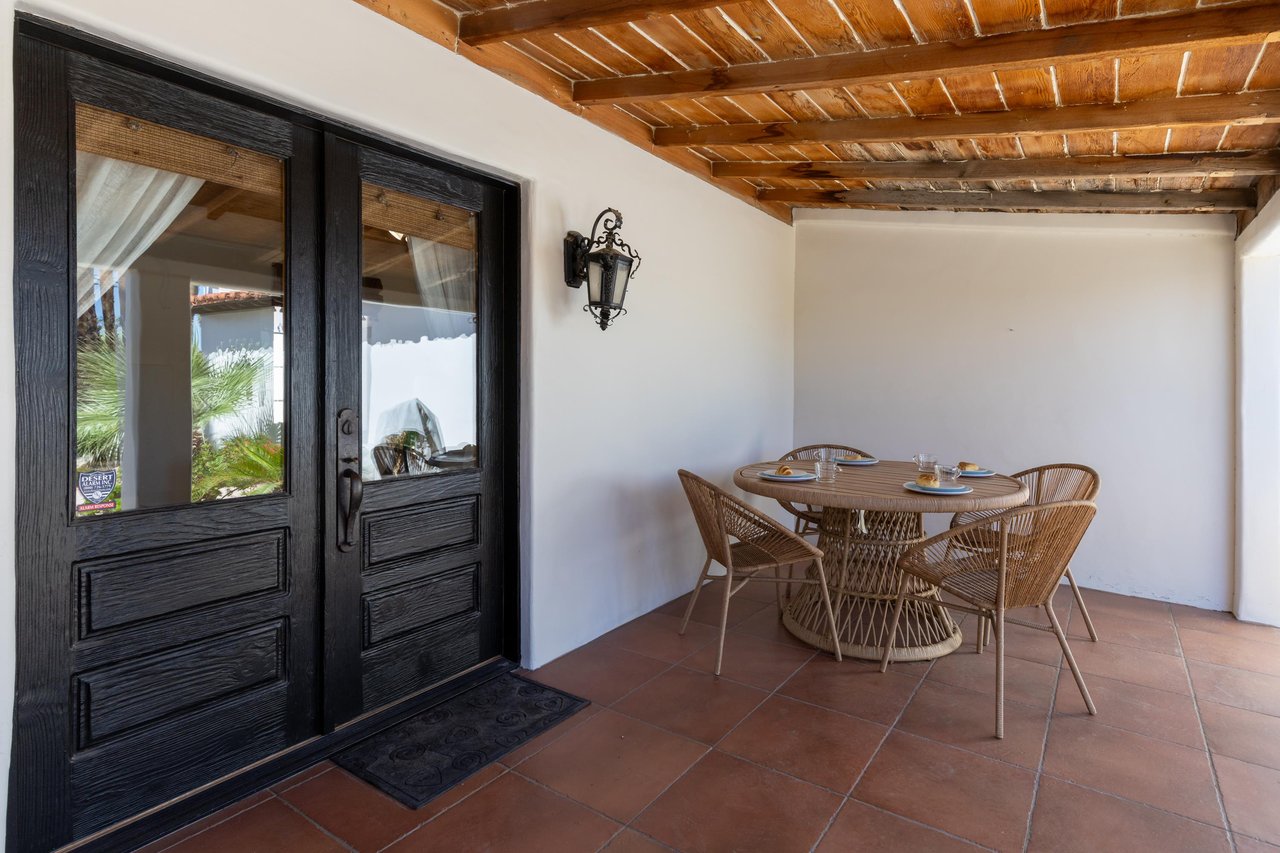 Covered outside dining area for 4 off the patio