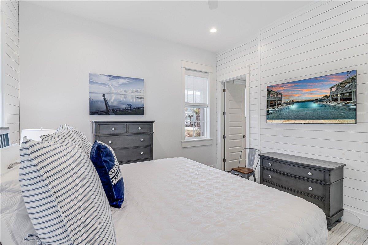 1st Floor King Bedroom