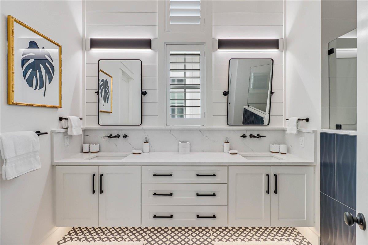 Primary King Bathroom, 2nd Floor