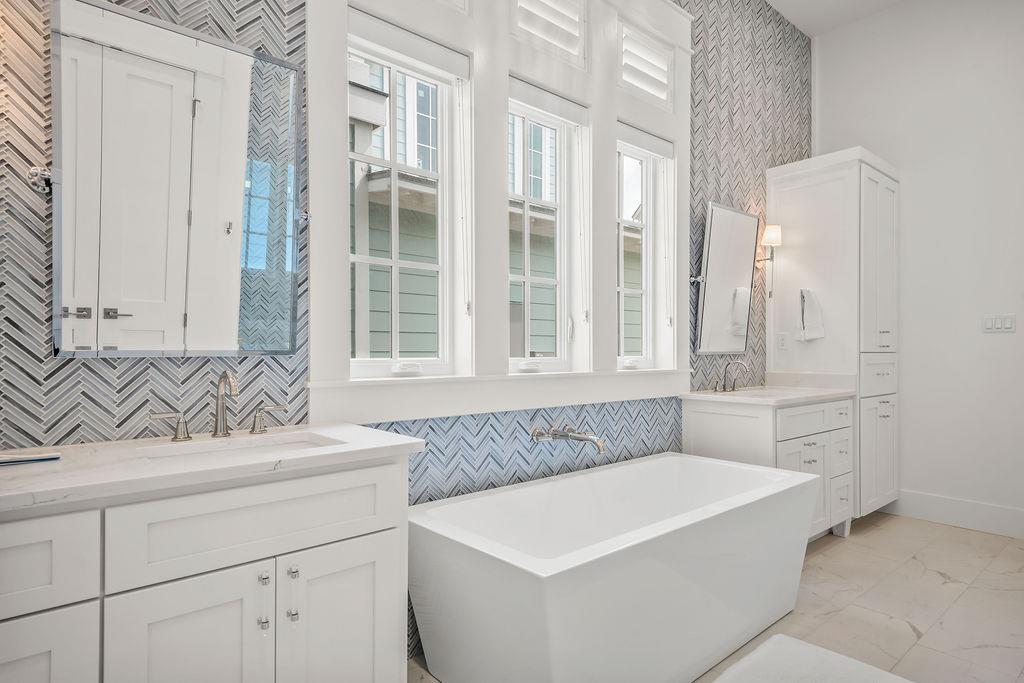 Primary King Bathroom, 1st Floor