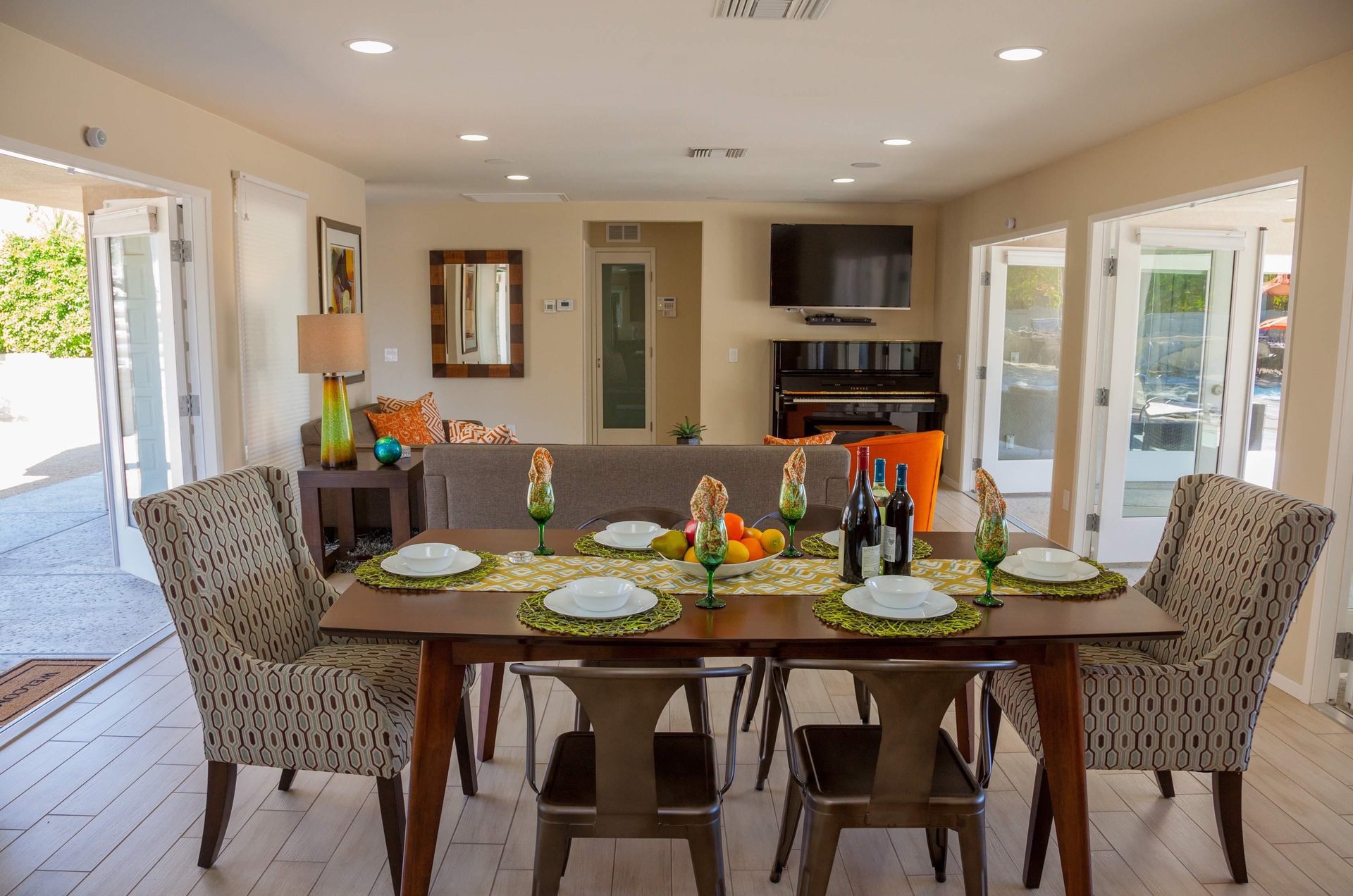 Indoor dining for 6