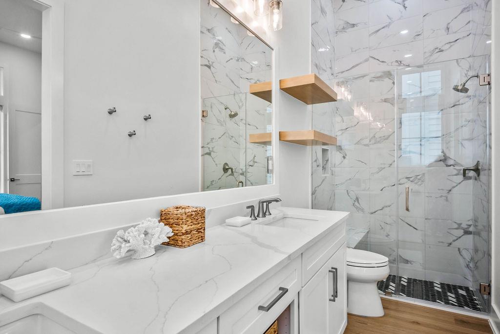 1st King Bathroom, 1st Floor