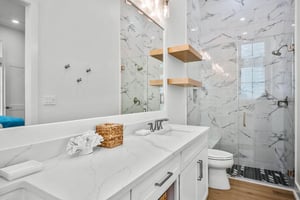 1st King Bathroom, 1st Floor