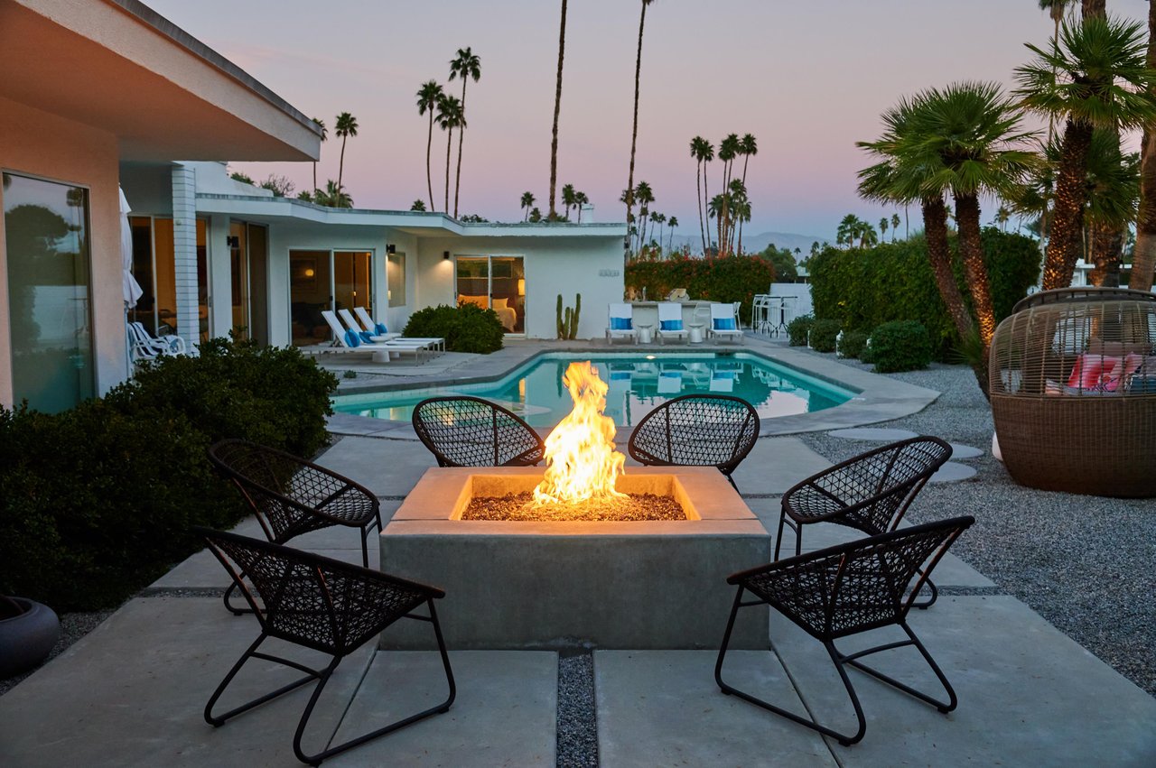 Cozy fire pit lounge