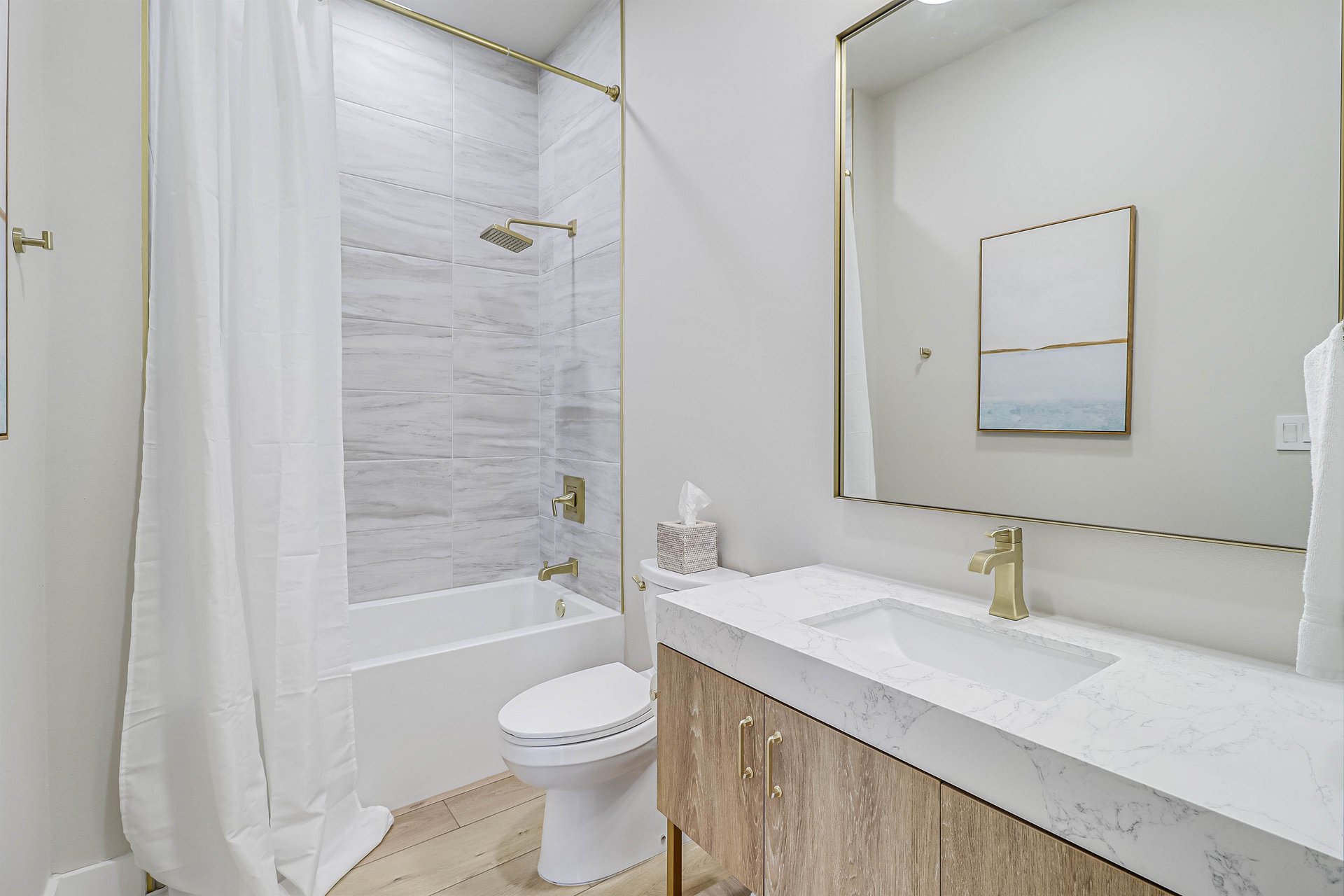 Fourth King Bathroom, 1st Floor