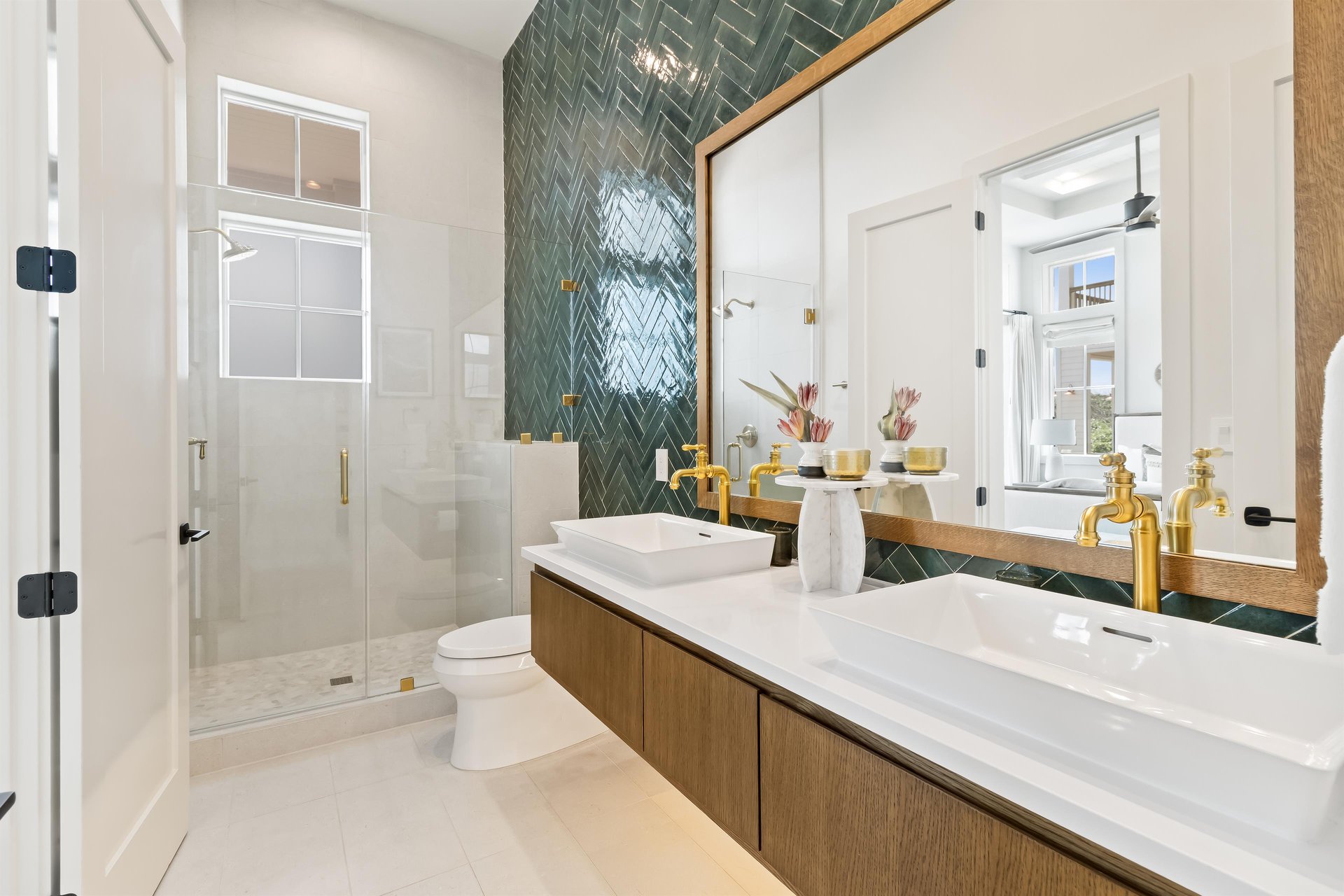 Shared Bathroom, 1st Floor