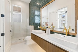 Shared Bathroom, 1st Floor