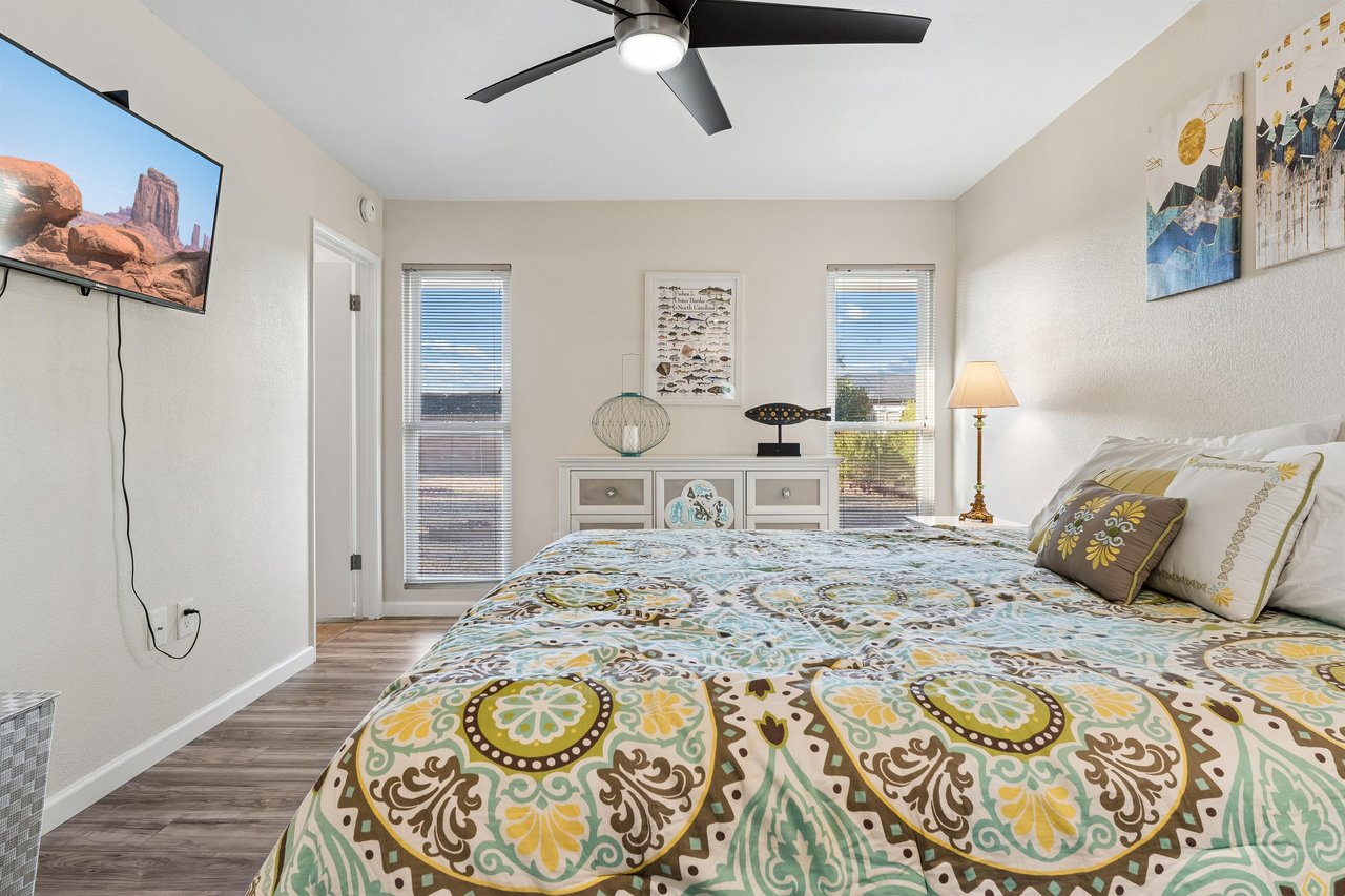 King size bed, flatscreen TV, and ensuite bathroom.