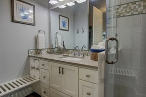 Third King Bathroom, 1st Floor