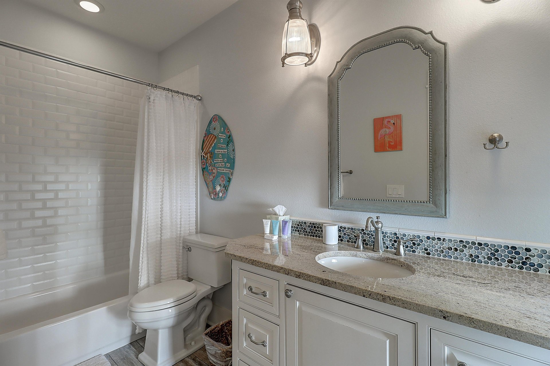 Queen Bathroom, 1st Floor