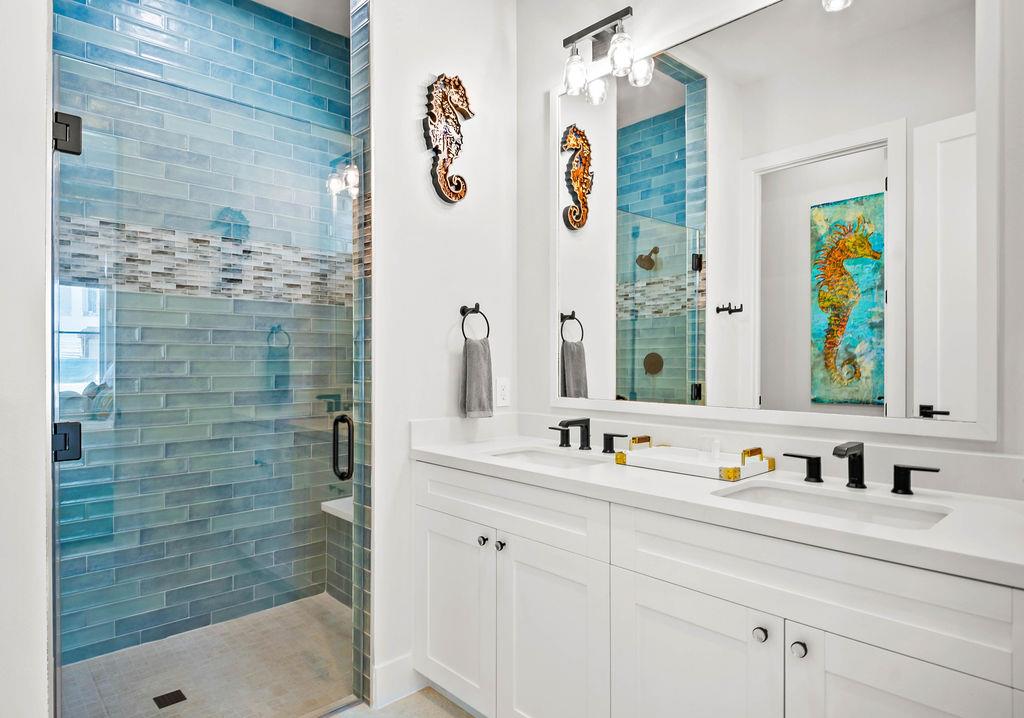 King Bathroom, 1st Floor