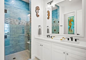 King Bathroom, 1st Floor