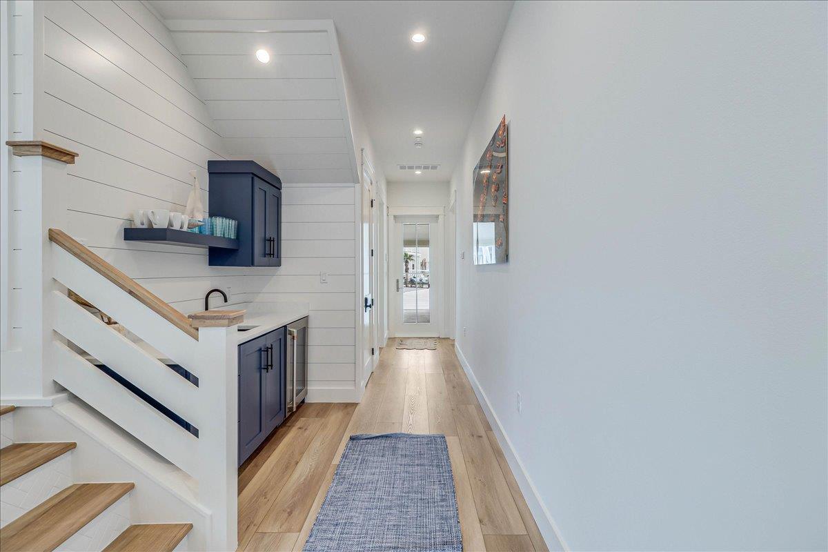 Foyer and Hallway Bar, 1st Floor