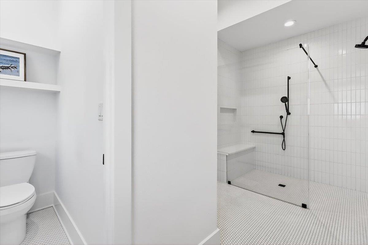 1st Floor, First King Bathroom