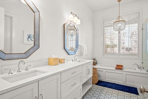 Secondary King Bathroom, 1st Floor