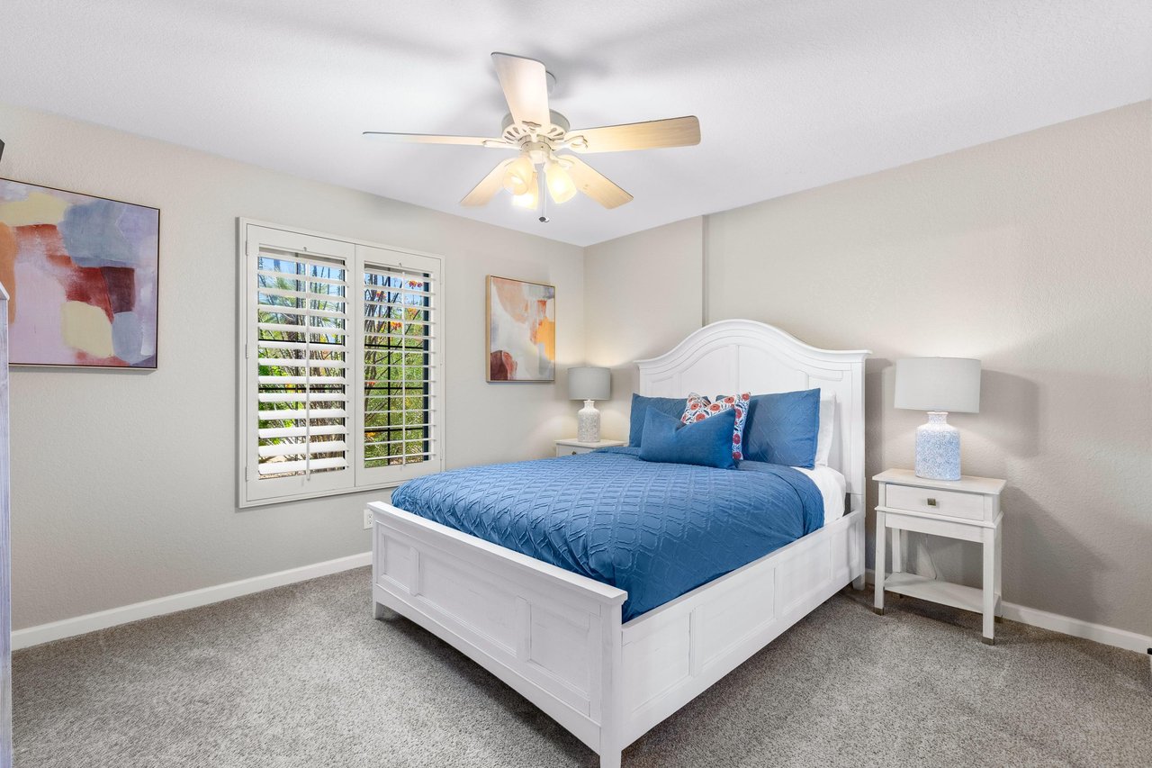 Queen size bed, flatscreen TV.