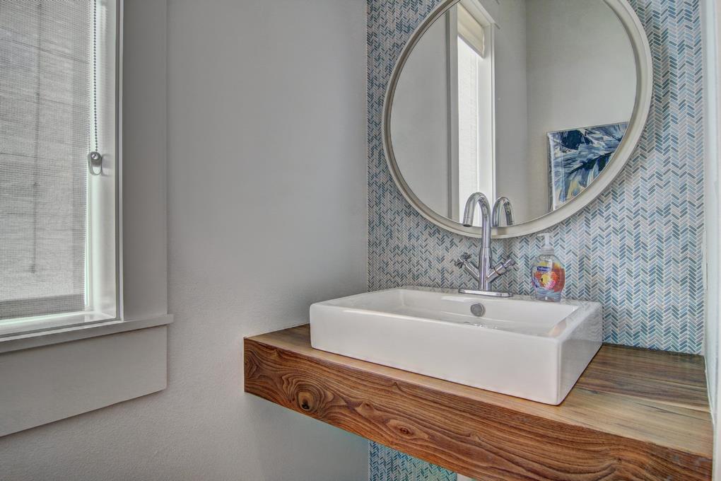 Powder Room, 1st Floor