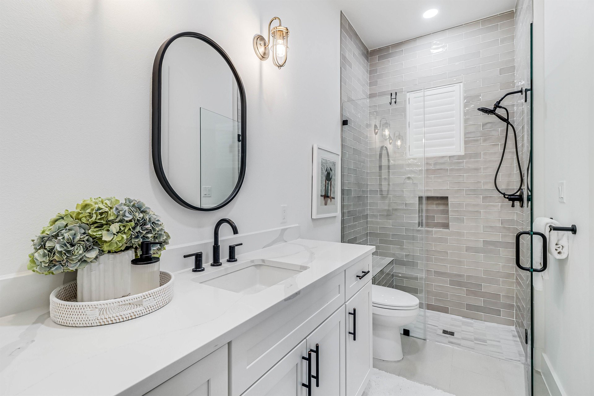 Shared Bathroom, 1st Floor