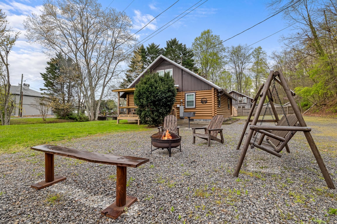CREEKSIDE HIDEAWAY