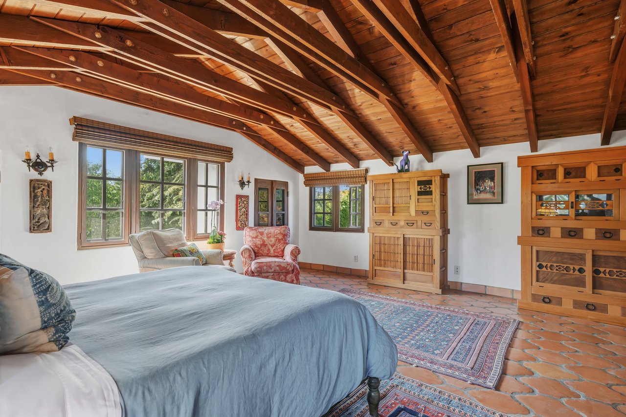 Queen size bed.