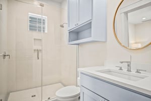 2nd King Bathroom, 1st Floor