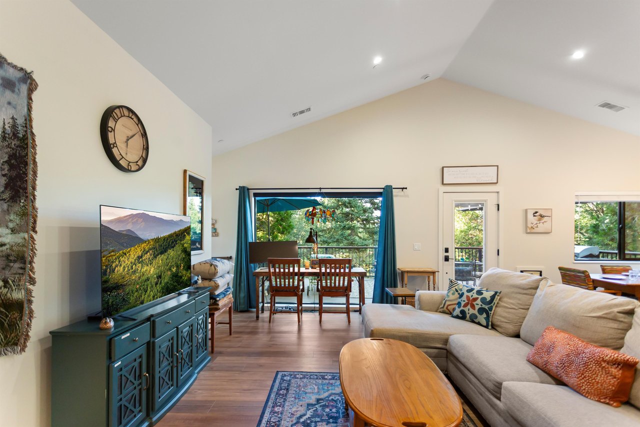 Flatscreen smart TV, heat and glo fireplace, vaulted ceiling.