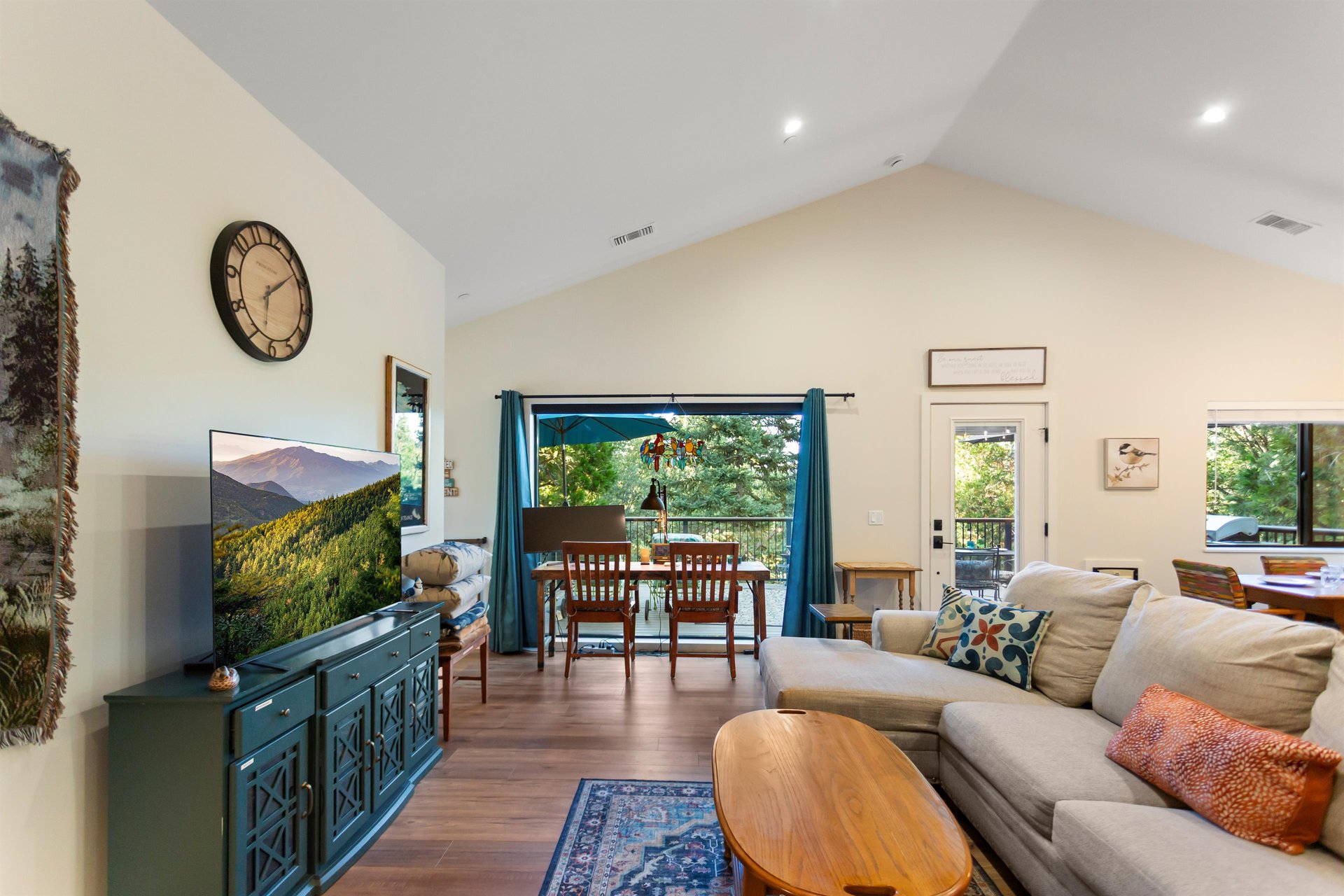 Flatscreen smart TV, heat and glo fireplace, vaulted ceiling.