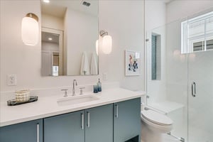 King bathroom, 2nd Floor