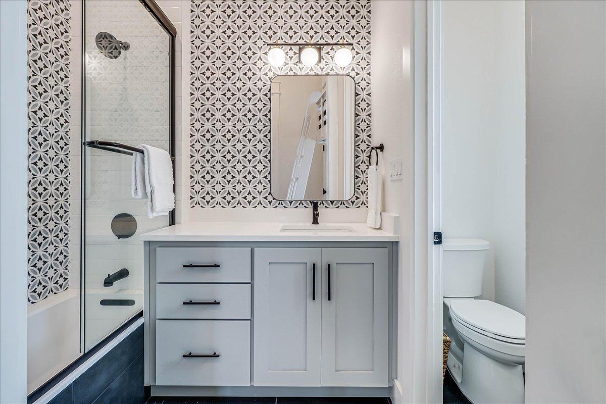 Bunk Room Bathroom, 1st Floor