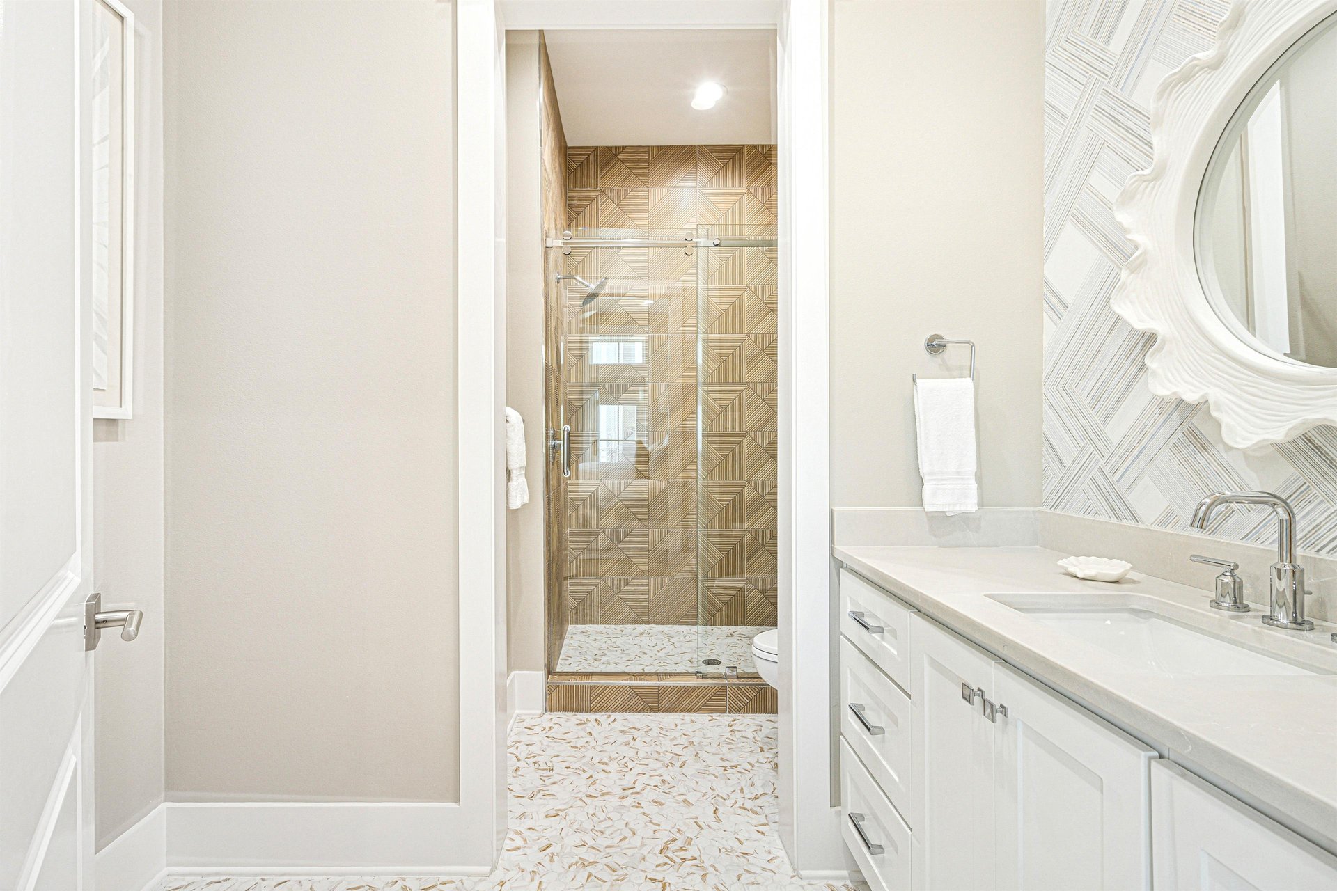 1st King Bathroom, 1st Floor