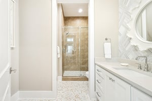 1st King Bathroom, 1st Floor